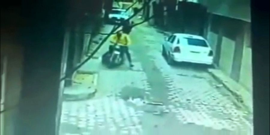 سارق بی رحم موتورسواری که حین فرار، دختر جوان را روی زمین می کشید + فیلم