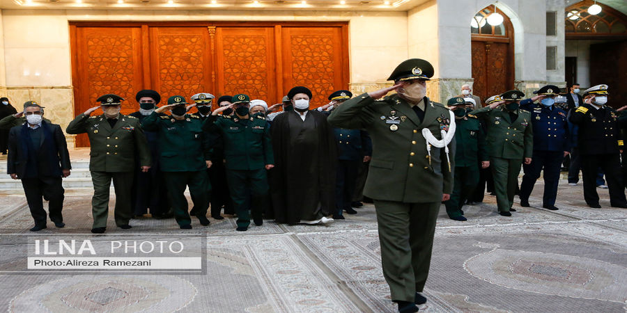 عکسی از دست دادن سید حسن خمینی با فرمانده کل سپاه