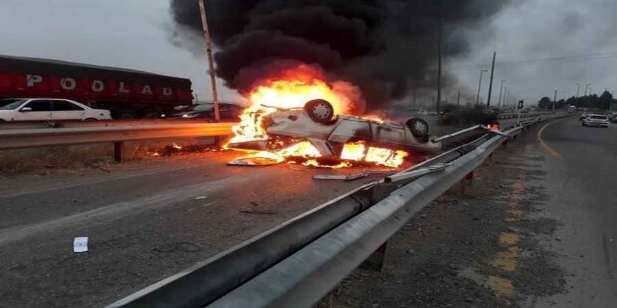 حریق وحشتناک خودروی واژگون شده / چند نفر فوت شدند؟