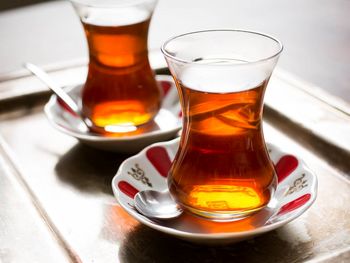 عوارش نوشیدن چای کهنه دم و غلیظ