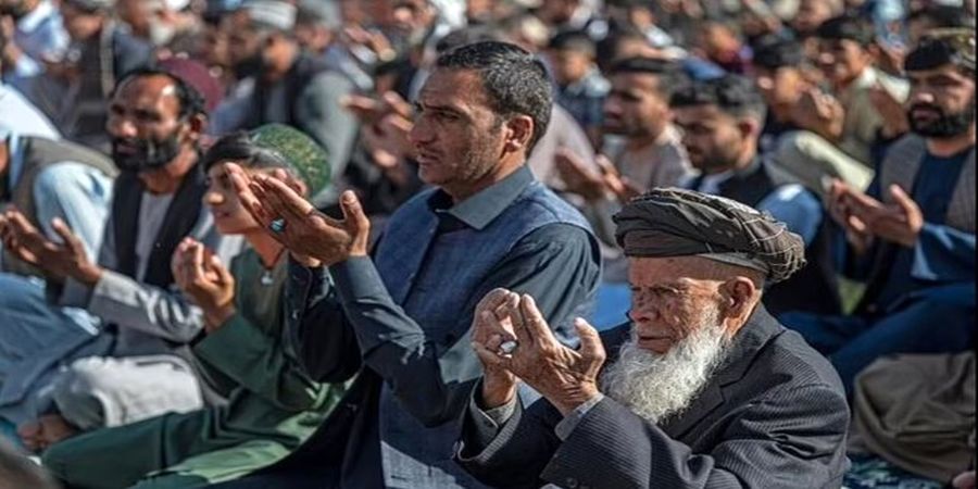 رهبر طالبان آفتابی شد/ آخوند زاده در نماز عید فطر حضور یافت